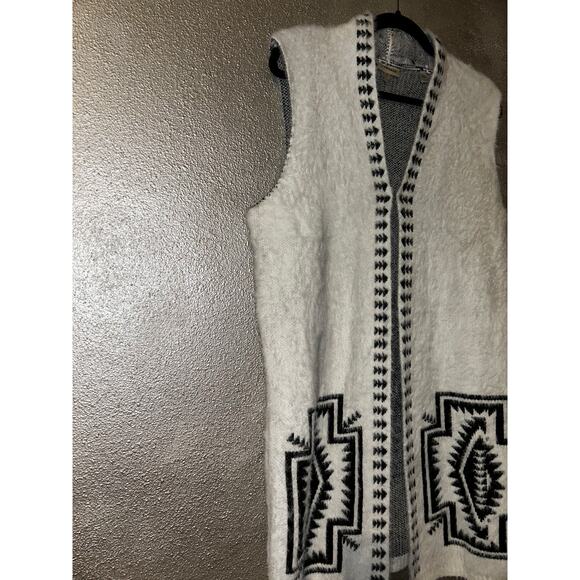 Chic White and Black Patterned Sleeveless Vest - Picture 5 of 7